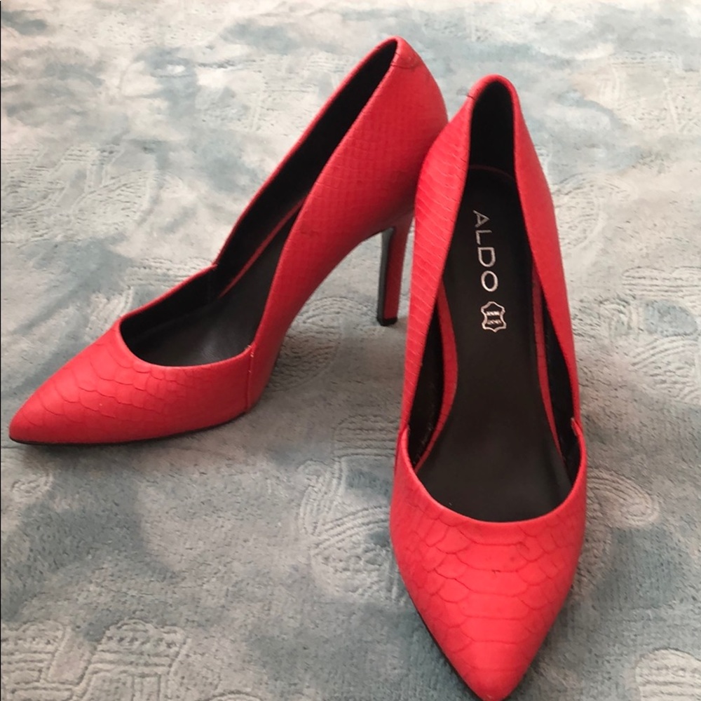aldo pink alligator pumps